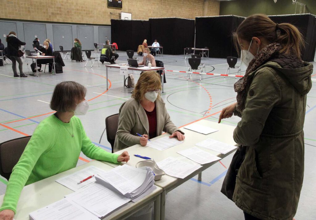 Kerstin Obrikat (links) und Claudia Barth empfangen Ina Klimek an der ersten Station und prüfen die Unterlagen. Foto: Wagner