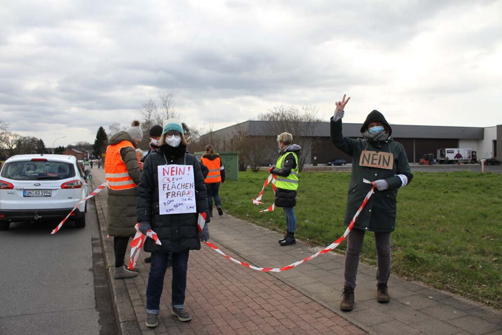 Rund 500 Menschen demonstrierten am Freitagnachmittag gegen das neu geplante Gewerbegebiet in Werne. Foto: Isabel Schütte