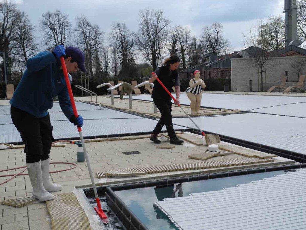 Die Ablaufrinnen des Sole-Außenbereichs werden regelmäßig von den Mitarbeiterinnen des Bades gereinigt. Foto: Klaus Brüggemann