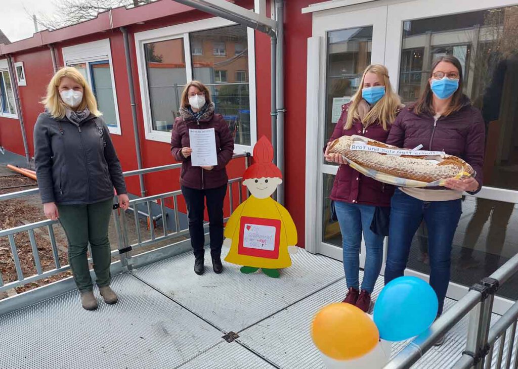 Zur Eröffnung der „roten Villa" kamen am Donnerstag auch Daniela Ahnsehl und Asja Wittenberg vom Kita-Förderverein. Sie überreichten den Erzieherinnen Mechthild Ickhorn (rechts) un Daina Südemann ein von der Bäckerei Schmitz gespendetes Brot sowie Salz zum Einzug. Foto: Wagner