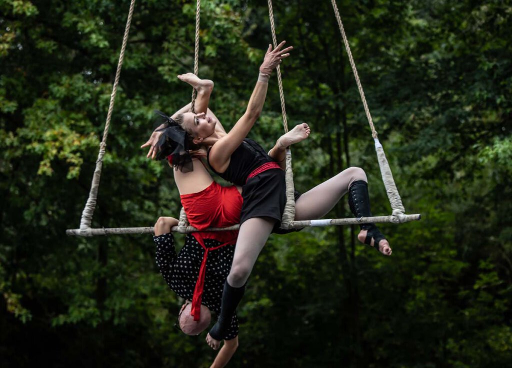 Wise Fools zeigen ihre Künste in luftiger Höhe auf einem Trapez. Foto: Bjorn Leus