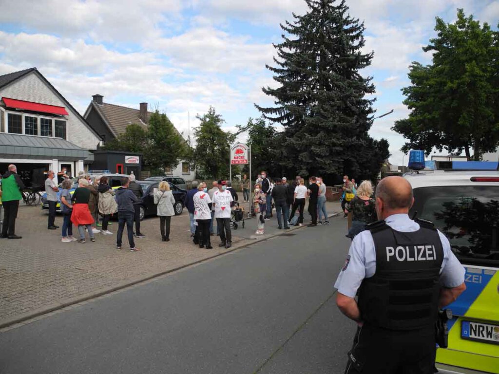 Polizei und Ordnungsamt sorgten für einen ordnungsgemäßen Ablauf der Demonstration am Freitagabend. Foto: Klaus Brüggemann