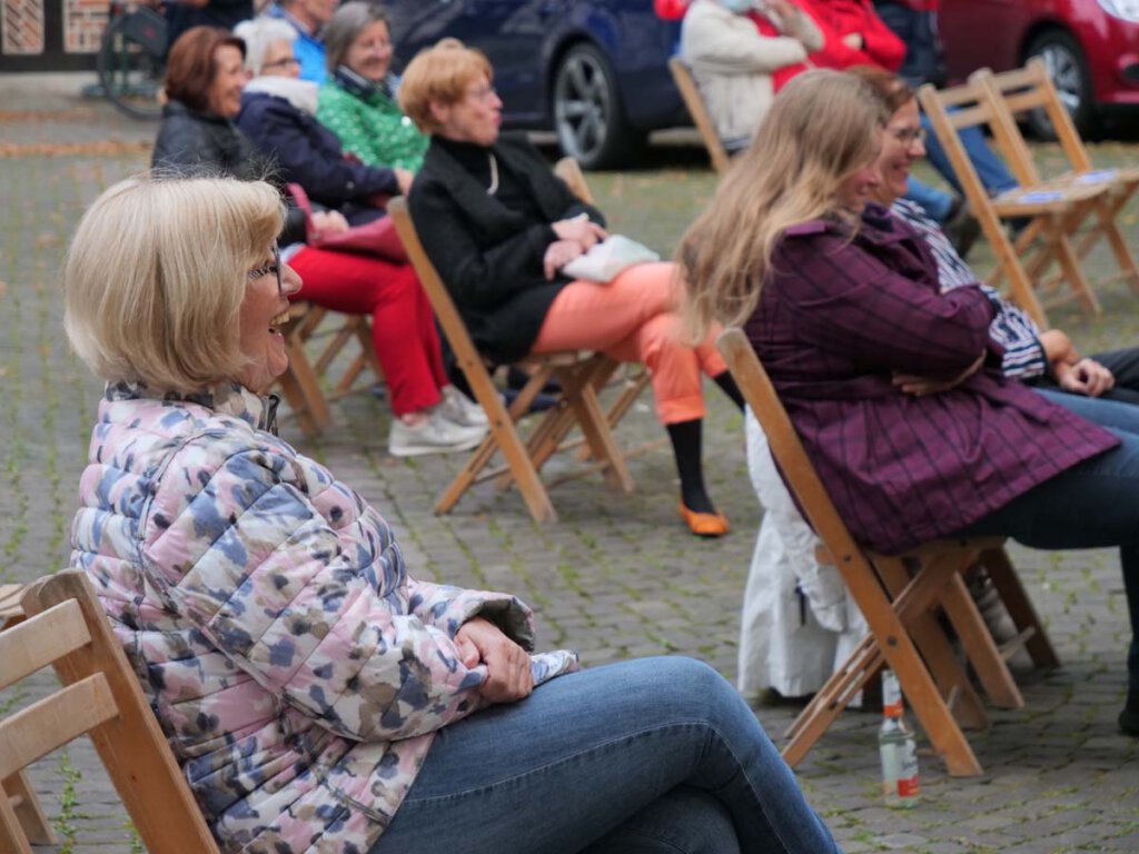 Das Publikum auf dem Kirchplatz von St. Christophorus ließ sich auf die gelöste Stimmung des LiteraTurniers ein. Foto: Anke Schwarze