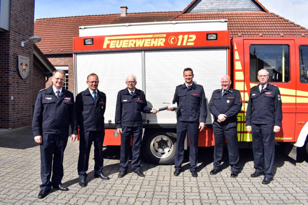 Symbolische Übergabe eines Strahlrohrs der bisherigen Leitung der Löschgruppe an die neue Leitung mit (von links) Thomas Temmann, Matthias Döbbe, Heinz-Georg Schnettker, Marc Mennes, Sven Kleine und Jörg Mehringskötter. Foto: Feuerwehr Werne