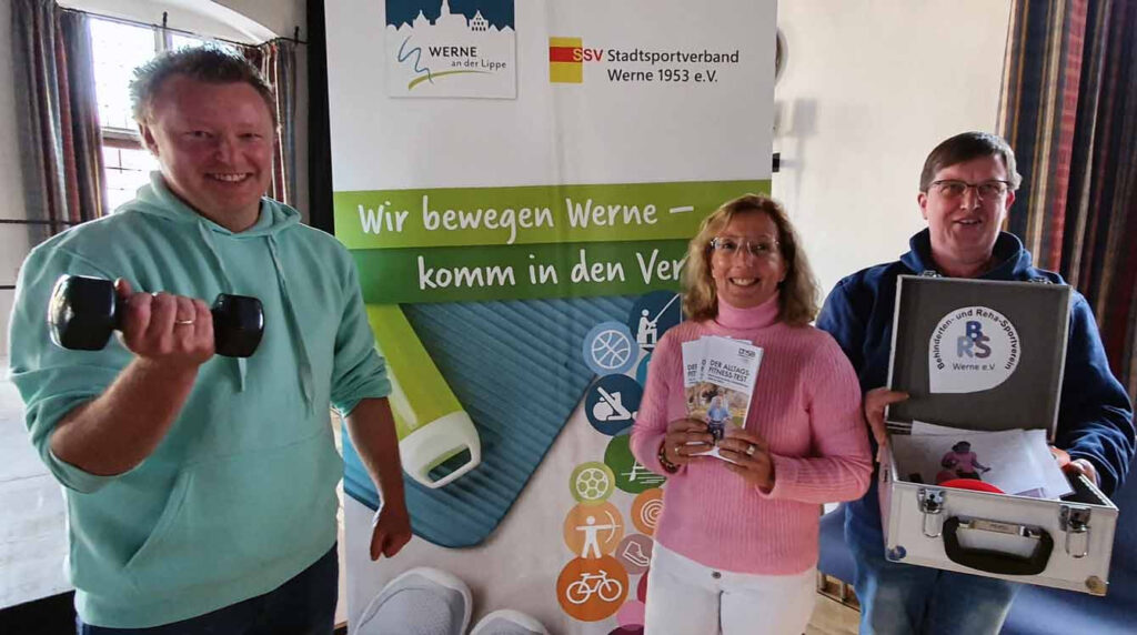 Markus Schnatmann (links) überreichte die Hanteln an die Vertreter des BRS Werne. Foto: SSV