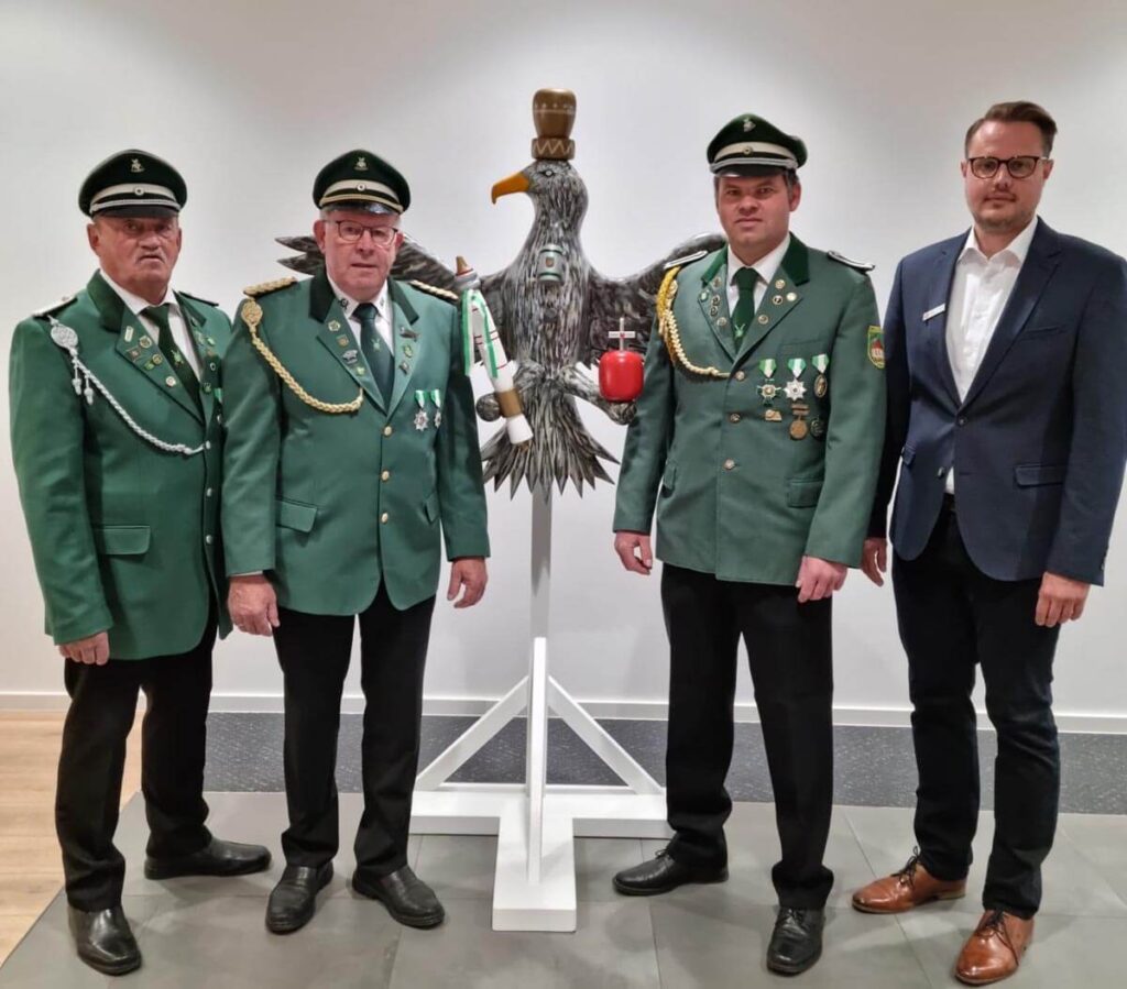 Der von der Sparkasse an der Lippe gesponserte Schützenvogel ist seit Mittwoch, 27. April, in der ehemaligen Hauptstelle am Markt für eine Woche ausgestellt. Hierzu trafen sich (von links) der 1. Fahnenoffizier Werner Drieschner, der Vorsitzende des Vereins Egbert Ortmann, Tischlermeister und Vogelbauer Hubertus Hols sowie Andree Heimann von der Sparkasse.