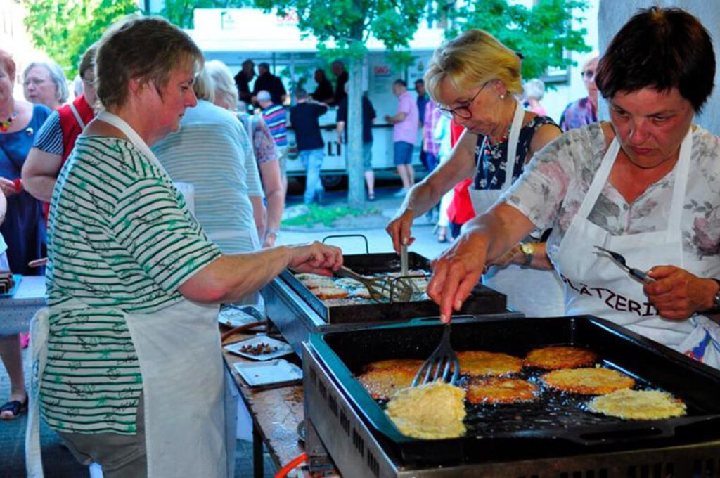 Jede Menge Reibeplätzchen werden am 29. Juni im Klostergarten wieder gebruzzelt. Archivfoto: Schwarze