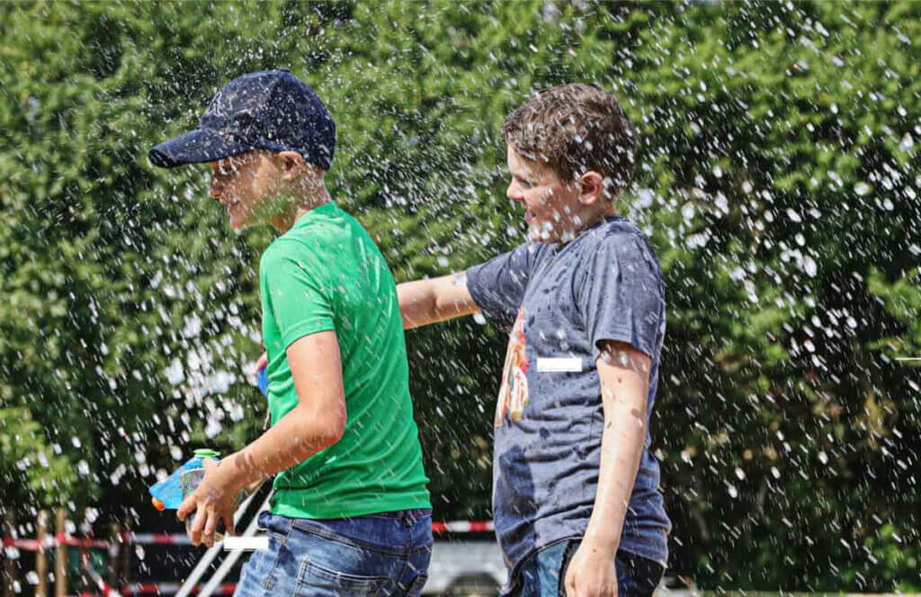 Viel Spaß machte den Campkindern die große Wasserschlacht. Foto: Sola
