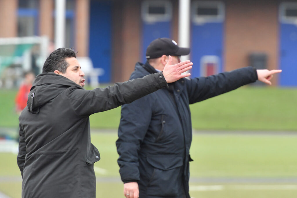 Das WSC-Trainergespann Kurtulus Öztürk (l.) und Axel Scheunemann gibt von der Seitenlinie die Richtung vor. Foto: MSW