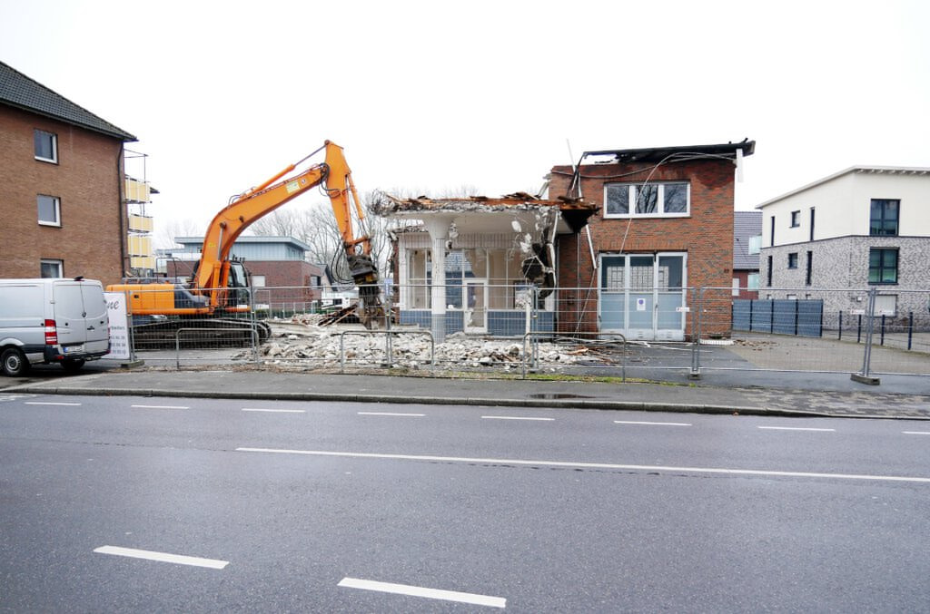 Für den Bau eines Mehrfamilienhauses schafft der Abrissbagger an der Alten Münsterstraße Platz. 