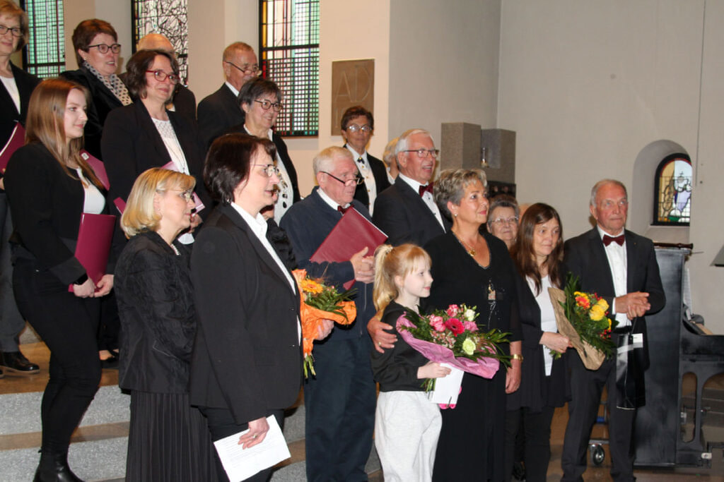 Mit Blumen und kleinen Präsenten drückte die Chorgemeinschaft ihre Dankbarkeit aus. Foto: privat