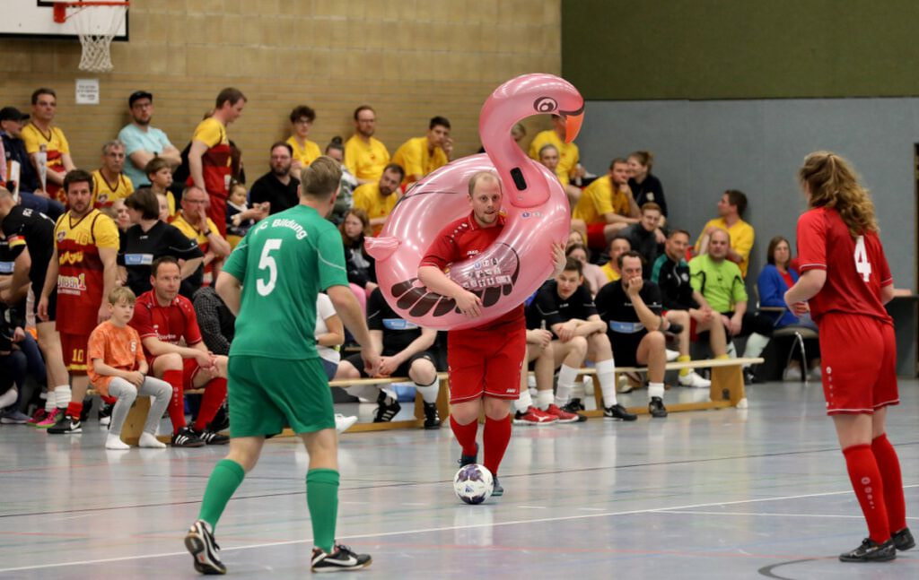 Das neu aufgelegte Fußball-Benefizturnier bot den Zuschauenden gute Unterhaltung. Foto: Volkmer