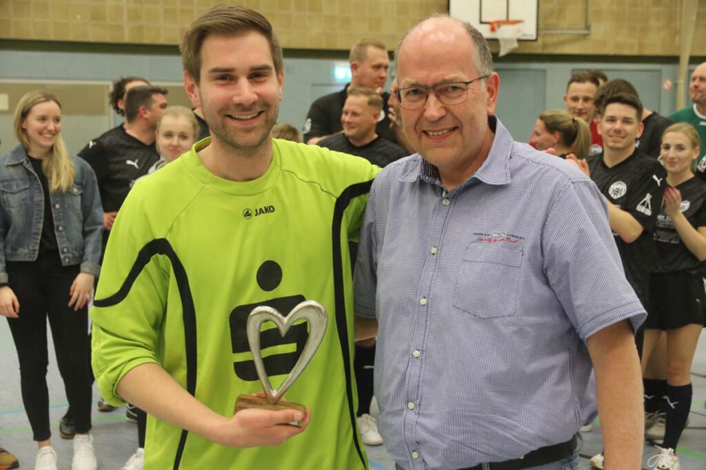 Der stellvertretende Bürgermeister Rolf Weißner überreichte Alexander Steinkuhl, Kapitän von Wir für Werne, den Pokal als fairstes Team des Turniers. Foto: Wagner