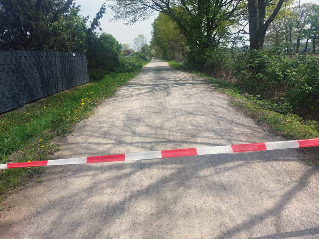 Bauhof-Mitarbeiter sperrten den betroffenen Bereich direkt mit Flatterband ab. Foto: Wagner