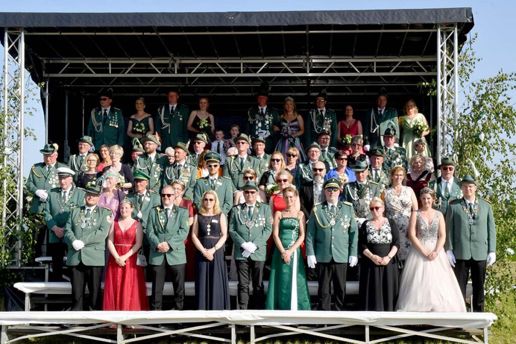 Zusammen mit den Königspaaren der Gastvereine nahmen die Nierstenholzer Majestäten Marcus Meier und Melanie Büscher auf der Festwiese die Parade ab. Foto: MSW
