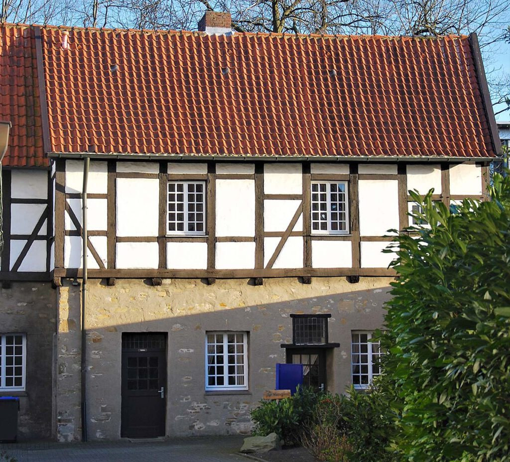 Als im 17. und 18. Jahrhundert die Pest in Werne wütete, übernahmen die Mönche die Pflege der Kranken. Ein Teil des Klosters, das Pesthäuschen, erinnert noch heute daran. Um andere nicht anzustecken lebten hier die Mönche, die mit kranken Menschen in Kontakt gekommen waren. Foto: Schwarze