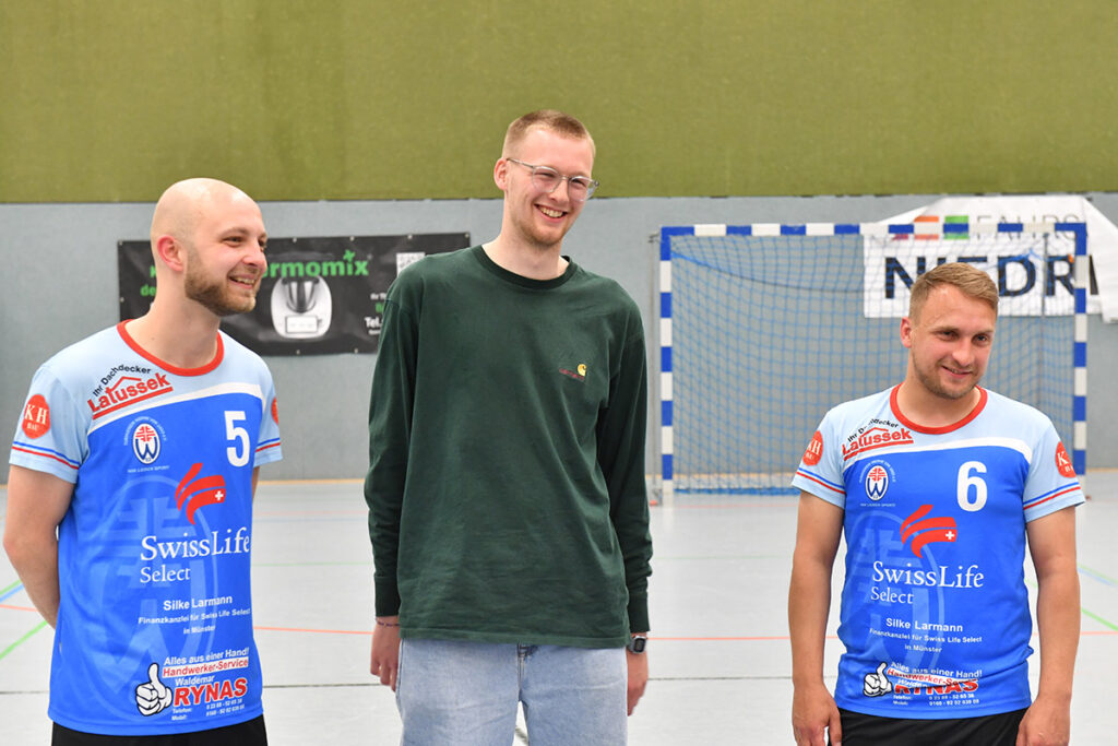Nach dem letzten Saisonspiel wurden (v.l.) Alexander Gröblinghoff, Jonas Thiemann und Julian Berg verabschiedet. Archivfoto: MSW