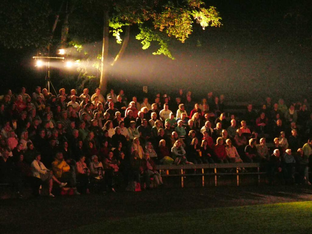 Romantische Stimmung beim Abendprogramm in der Freilichtbühne