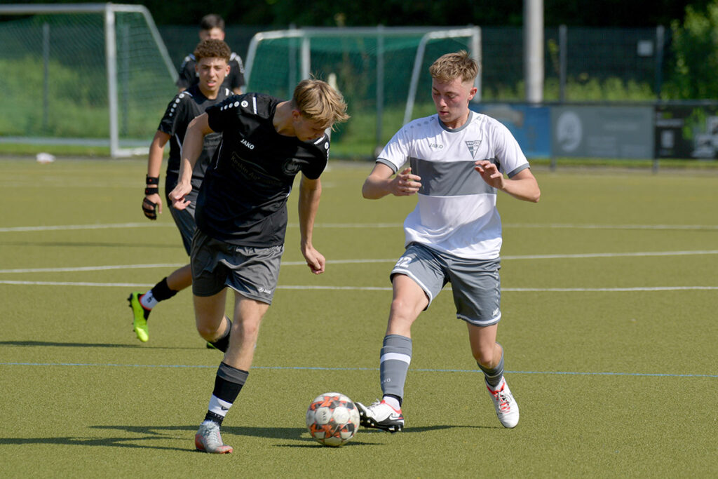 Henrik Warnecke (r.) spitzelt hier seinem Gegenspieler den Ball vom Fuß. Foto: MSW