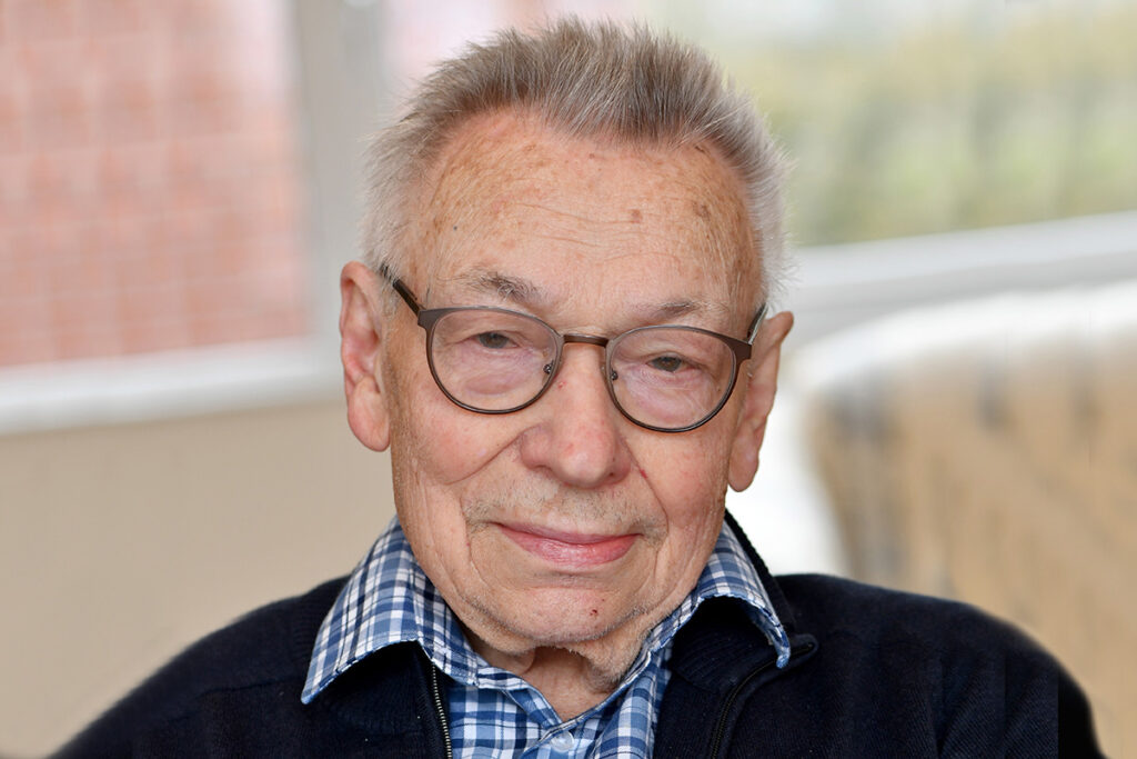 Hans Weiß feierte jetzt seinen 90. Geburtstag. Für sein kommunalpolitisches und soziales Engagement wurde er 2013 mit dem Bundesverdienstkreuz ausgezeichnet. Foto: MSW