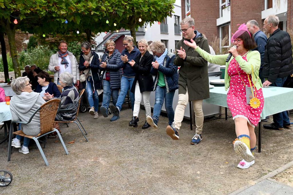 Die Kabarettistin Else Mögesie (r.) alias Antje Huißmann sorgte mit alten Schlagern für ordentlich Stimmung beim Lichterfest im Seniorenzentrum St. Katharina. Foto: MSW