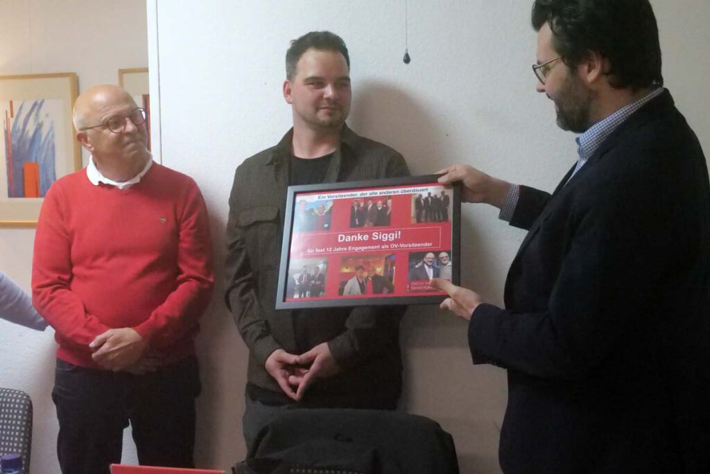 Eine Fotocollage als Dankeschön überreichte Lars Hübchen (rechts) dem langjährigen Ortsvereinsvorsitzenden Siegfried Scholz (links). Foto: Schwarze