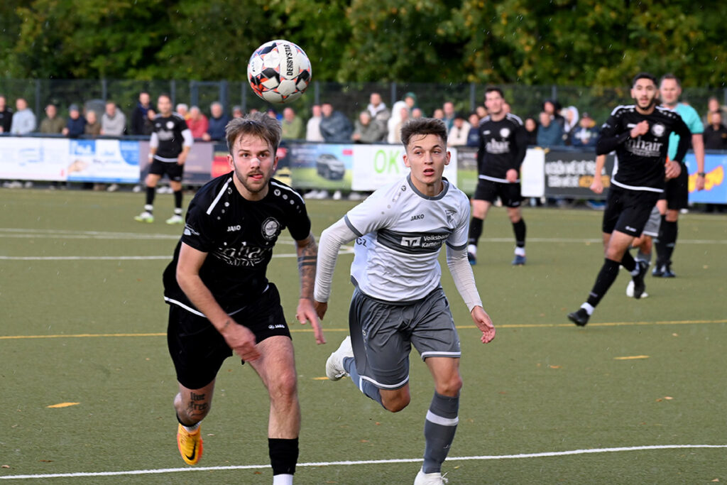 Kurz vor der Pause kann sich Kamens André Born im Strafraum gegen Colin Lachowicz (r.) durchsetzen und so den Ausgleich vorbereiten. Foto: MSW