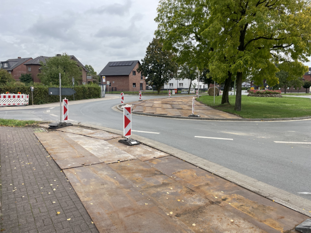 Den Kreisverkehr in Horst müssen in den nächsten beiden Wochen Bauteile der neuen Windenergieanlagen pasieren. Foto: Privat
