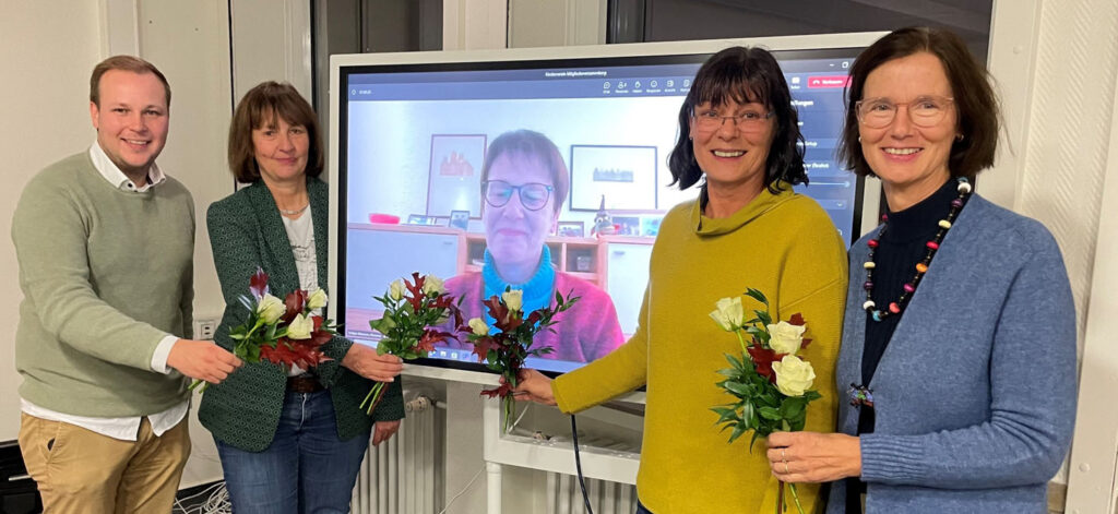Gratulation an den neuen Vorstand des Fördervereins "Fabi for Family" (von links): Philipp Gärtner, Christina Lohmann, online zugeschaltet auf dem Bildschirm Marianne Schäper-Mürmann, Monika Wesberg und Maria Thiemann.