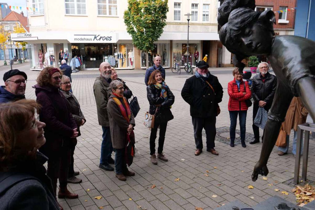 Kunstbegeisterte Bürgerinnen und Bürger, darunter auch Mitglieder des Kulturausschusses, verfolgten, wie Kunst aus dem öffentlichen Raum in Werne entfernt wurde. - Foto: Schwarze