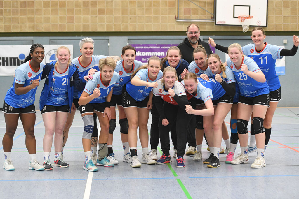 Strahlende Gesichter nach dem Abpfiff: Die Handballerinnen des TV Werne setzten sich in eigener Halle gegen Bochum-Riemke durch. Foto: MSW