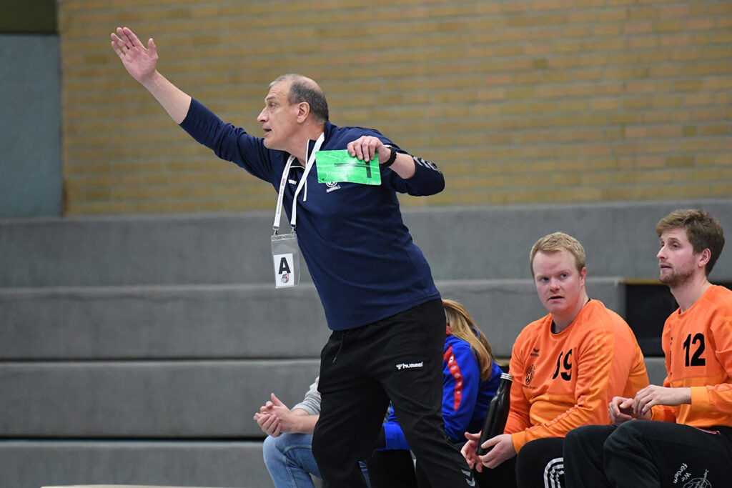Sein Rufen wurde nicht erhört: TV-Trainer Axel Taudien sah einen schwachen Auftritt seiner Mannschaft in Dolberg. Rechts die Torhüter Fabian Rensmann und Martin Wulfert. Archivfoto: MSW