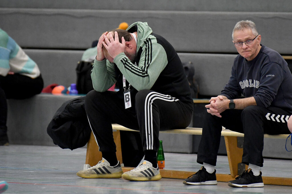 TV-Trainer Ingo Wagner mochte zeitweise gar nicht mehr hinschauen, auch Betreuer Dragan Drimitivic (r.) ist ratlos. Ihre Mannschaft leistete sich ungewohnt viele Fehler. Foto: MSW