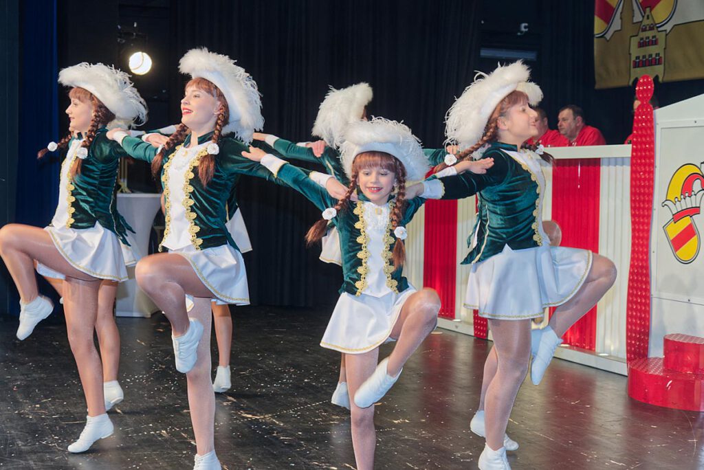 Mädchenhafter Charme und jugendliche Beweglichkeit sind das Markenzeichen der Grün-Weiß-Tanzmädchen aus Hamm. 