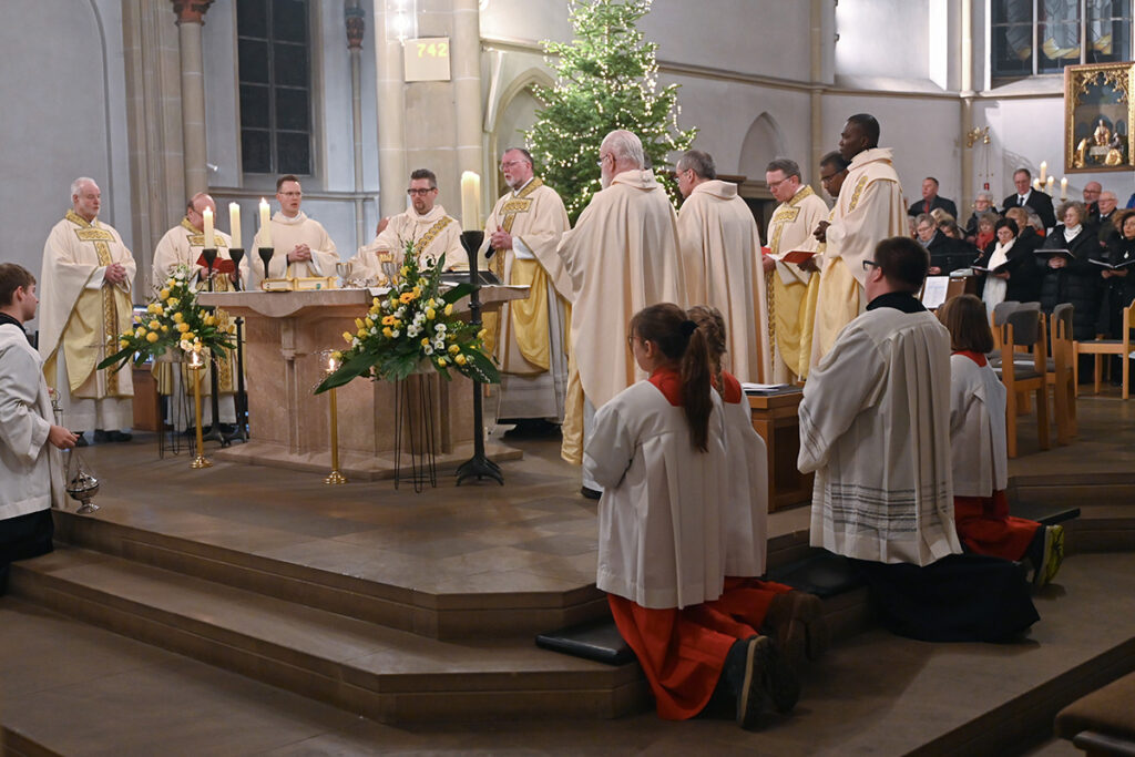 Im Rahmen eines Festgottesdienstes wurde Jürgen Schäfer (Bildmitte) als leitender Pfarrer der Gemeinde St. Marien Lünen offiziell eingeführt. Foto: MSW