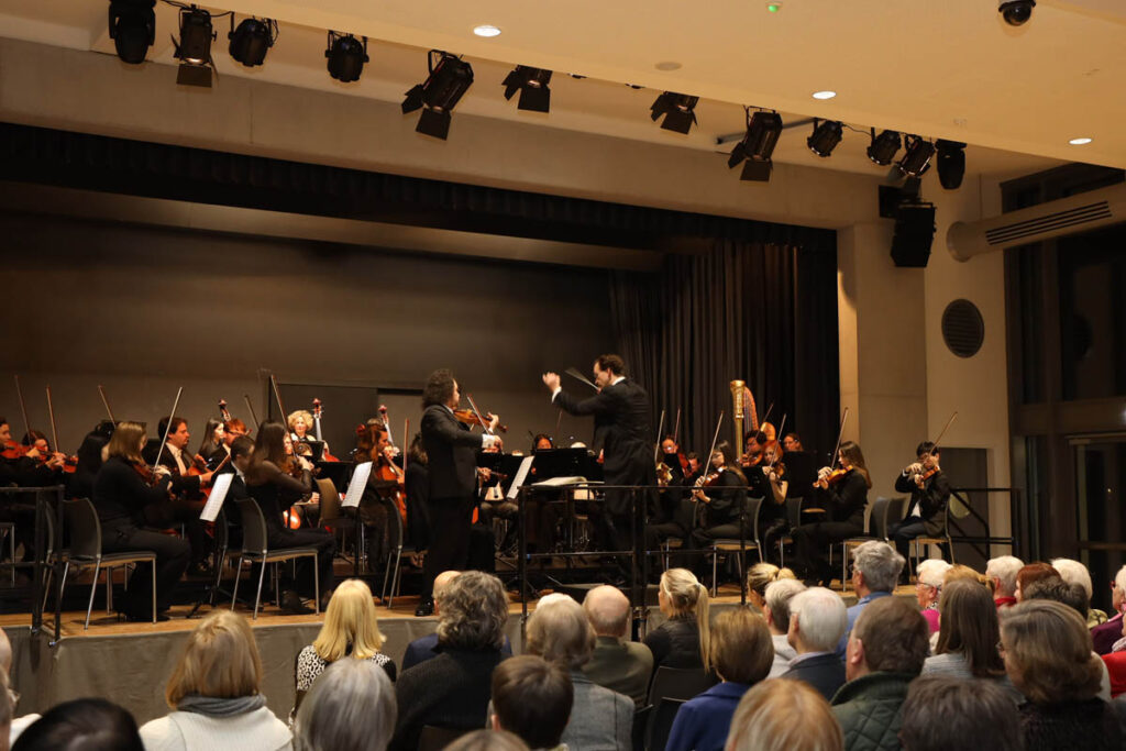 Unter der Leitung von Michael Zlabinger spielte die „Festival Philharmonie Westfalen“ ein gelungenes Neujahrskonzert.