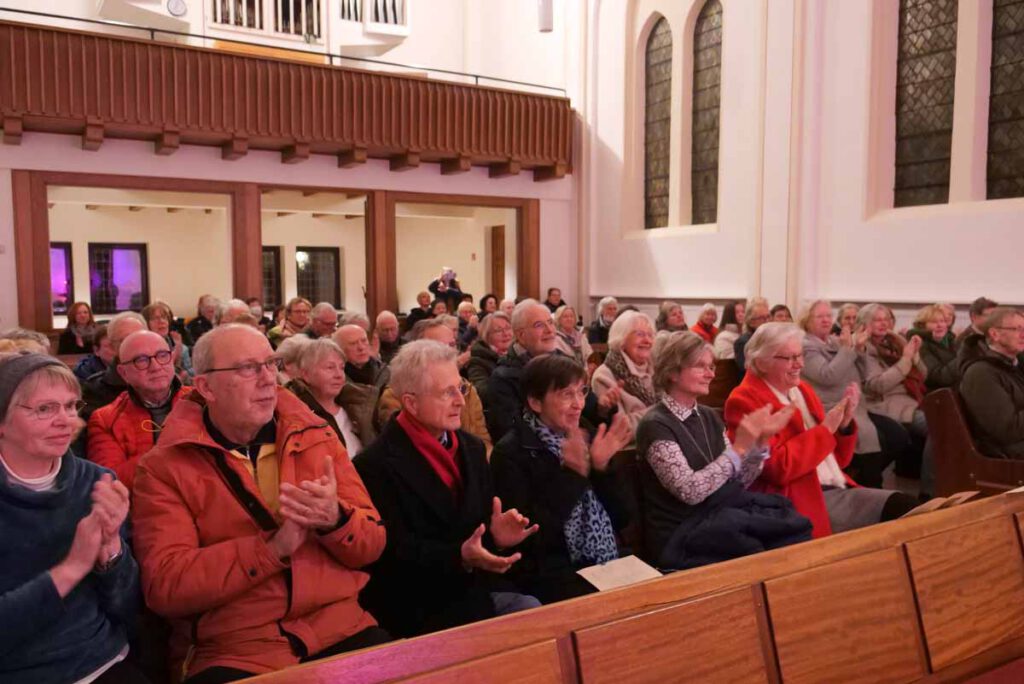 Etwa 100 Zuhörende kamen zu dem Kammerkonzertabend in die Martin-Luther-Kirche. Foto: Schwarze