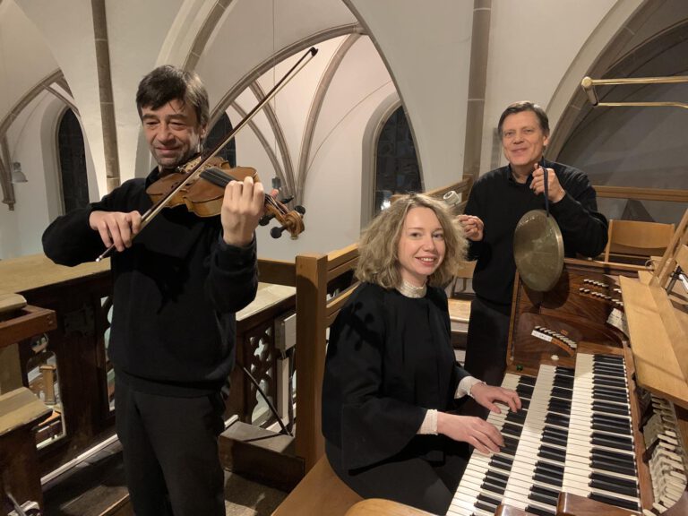 Das Trio spielt in der Besetzung Olga Shonurova (Orgel und Schlaginstrumente), Benjamin Nachbar (Violine) sowie Günther Wiesemann (Orgel, Sprecher und Schlaginstrumente). Foto: Simon Schmidt